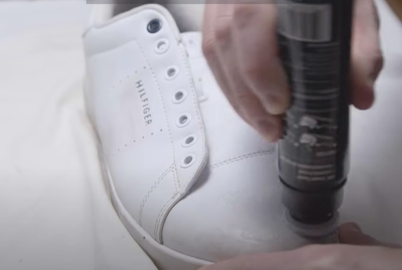 Kuidas puhastada valgeid tossusid, et need näeksid välja nagu uued