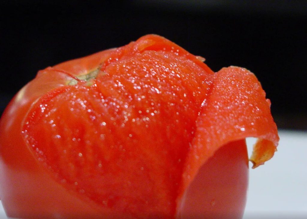 Miks tuleb tomatite koor eemaldada: koduse pastakastme ühtlase tekstuuri saladus