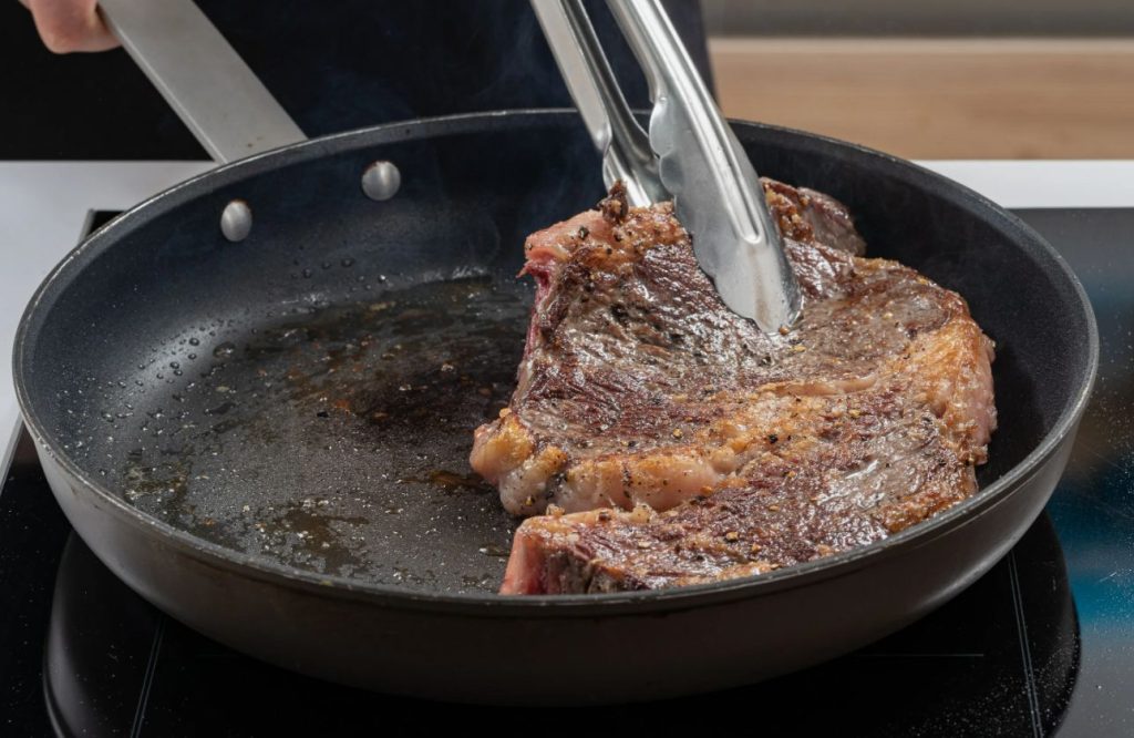 Miks steak pannile kleepub: ideaalse kuldpruuni kooriku ja mahlaka südamiku saladus