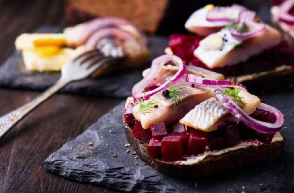 Smørrebrød heringuga ja marineeritud punapeediga