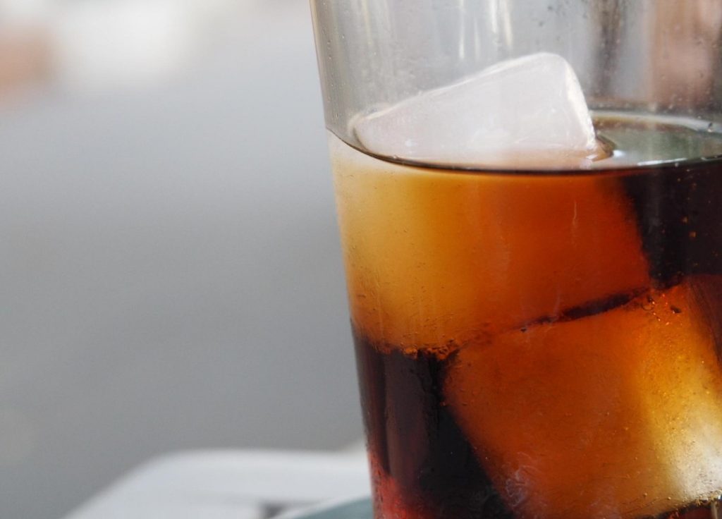 Kodune Coca-Cola. Kuidas valmistada populaarne gaseeritud jook kodus ilma sifooni või striimeri abita?