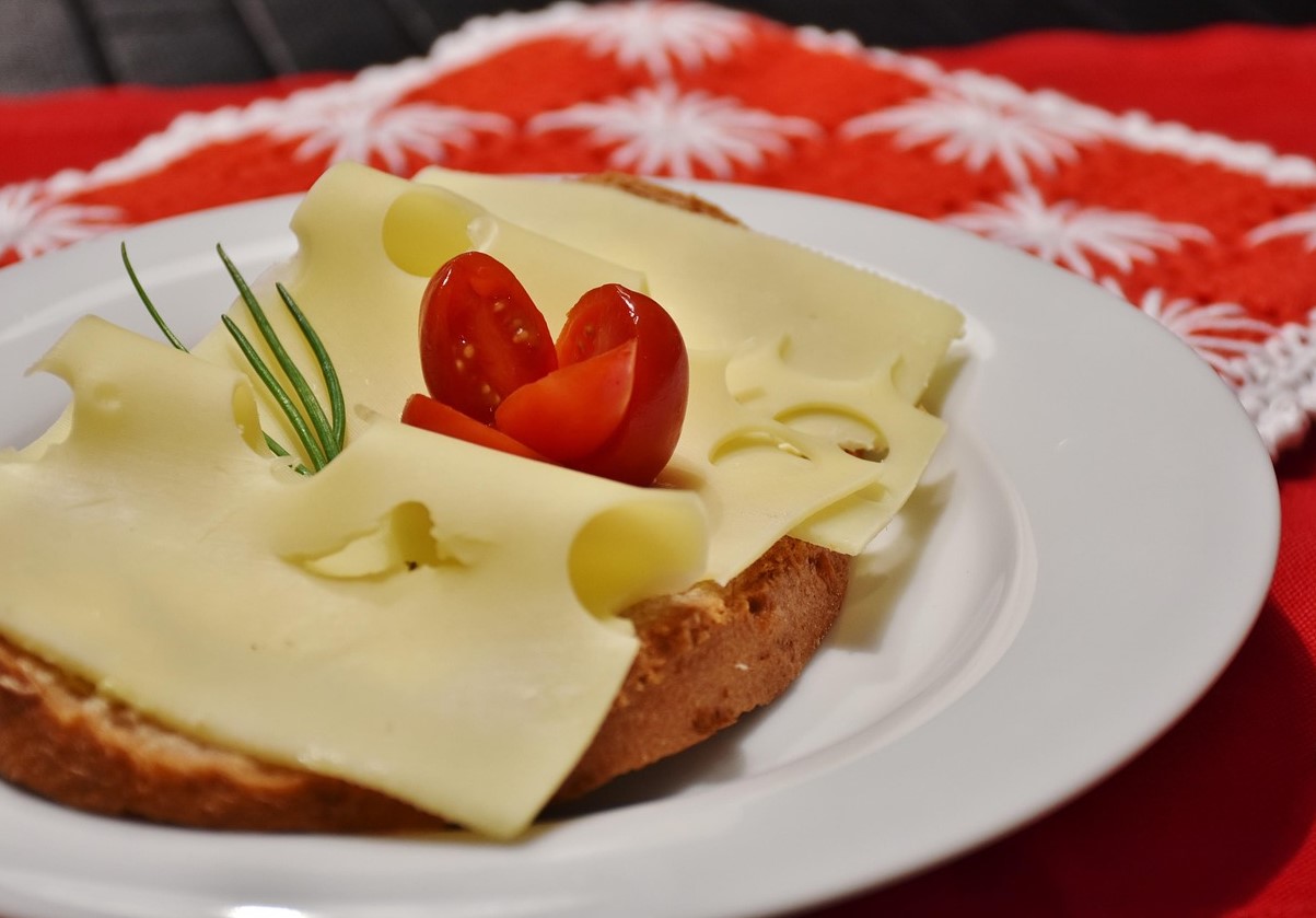 Kui soovite juustu süüa, siis valige see. Sellel on delikaatne pähklimaitse, vähe naatriumi, kuid palju valku