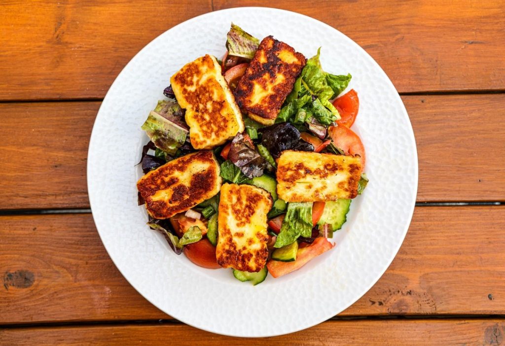 Halloumi on soolane delikatessjuust, mida saab kasutada mitmel viisil – grillitud, riivitud ja isegi magustoiduna.