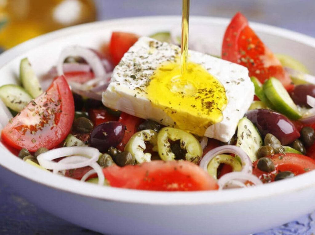 Kreeka salat: kuidas seda teha nii, et teie külalised küsiksid lisa