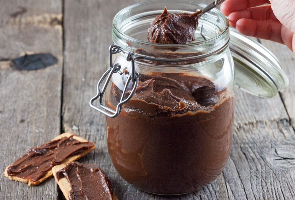 Kuidas valmistada kiiresti ja ilma lisanditeta Nutella vaid kolmest koostisosast
