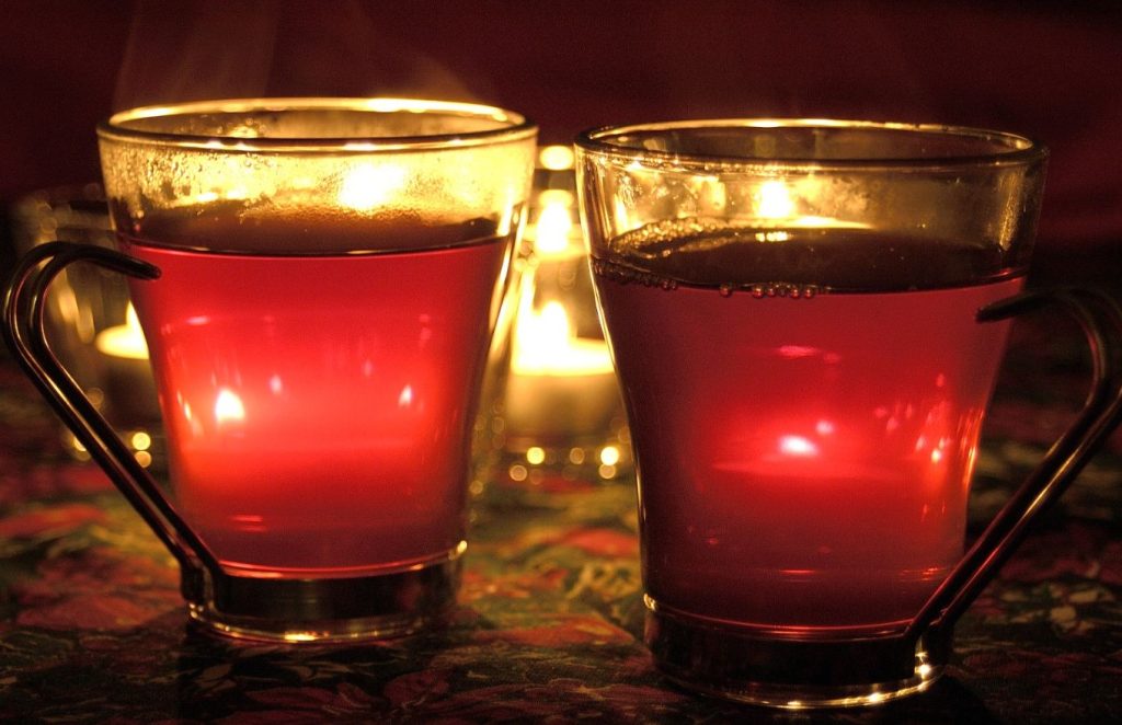 Valge veini glögg: lisa tilk akvaviiti, et saada ekstra kick