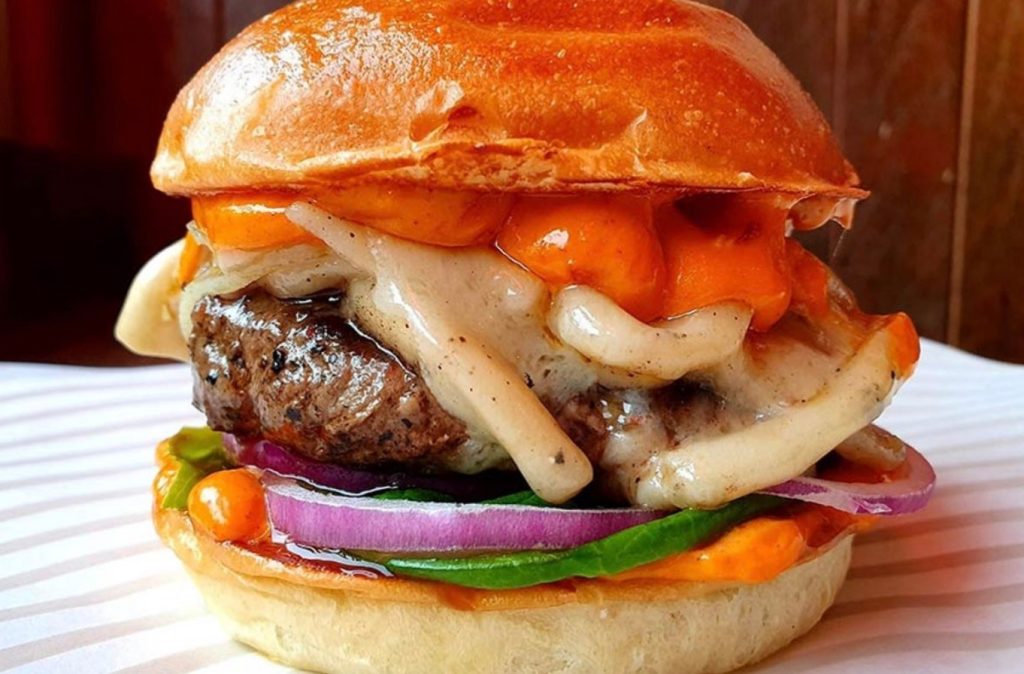 Kokk Linnea Vihoneni cacio e pepe burger – klassikaline pasta kohtub mahlaka hamburgeriga