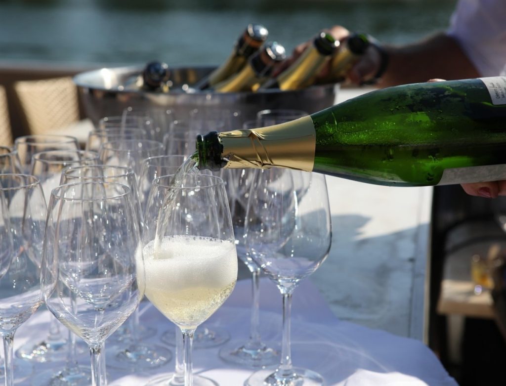 Crémant on šampanja trendikas sugulane – siin on, kuidas see teistest vahuveinidest erineb