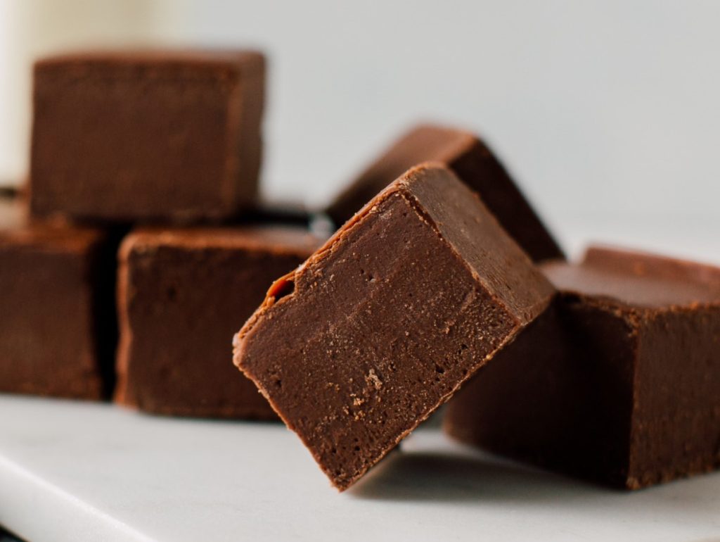 Kookidele ja biskviitidele. Maitsev ja lihtne kreem-fudge.