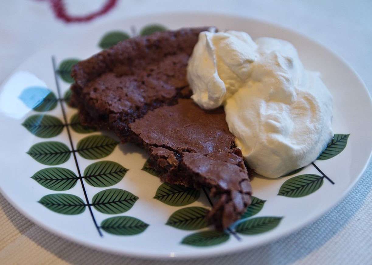 Kladdkaka – rootsi kleepuv šokolaadikook. Valmistamine võtab vaid 20 minutit!