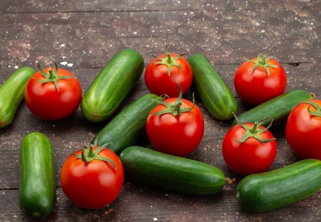 On olemas viis, kuidas vältida, et kurk teie salatis hävitaks tomatites sisalduva C-vitamiini. Lihtsalt lisage üks koostisosa.