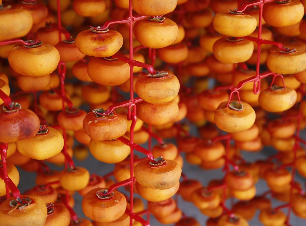 Kaki – magus puuvili, mis rõõmustab oma mitmekülgsusega: vaata maitsvaid retsepte!