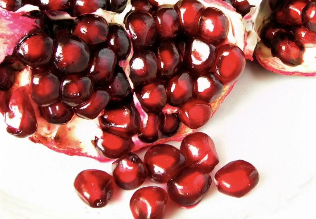 Granaatõunad lisavad salatitele värvi ja kaunistavad magustoite – vaadake, kuidas neid erepunaseid seemneid saab kasutada