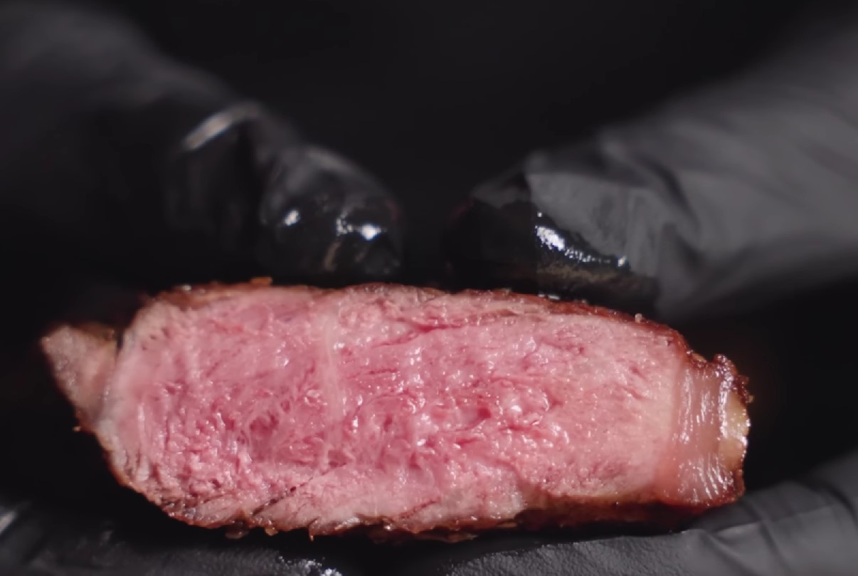 Miks steak pannile kleepub: ideaalse kuldpruuni kooriku ja mahlaka südamiku saladus