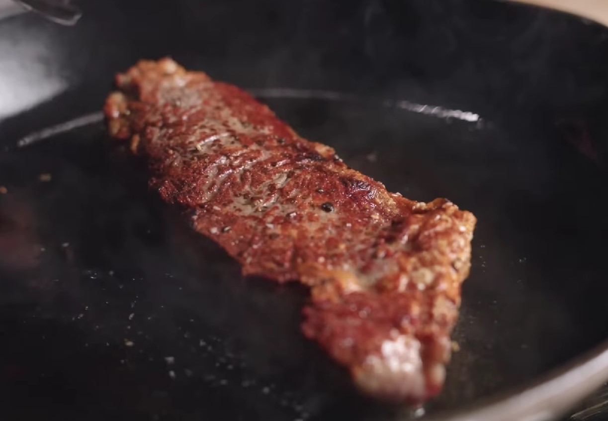 Miks steak pannile kleepub: ideaalse kuldpruuni kooriku ja mahlaka südamiku saladus