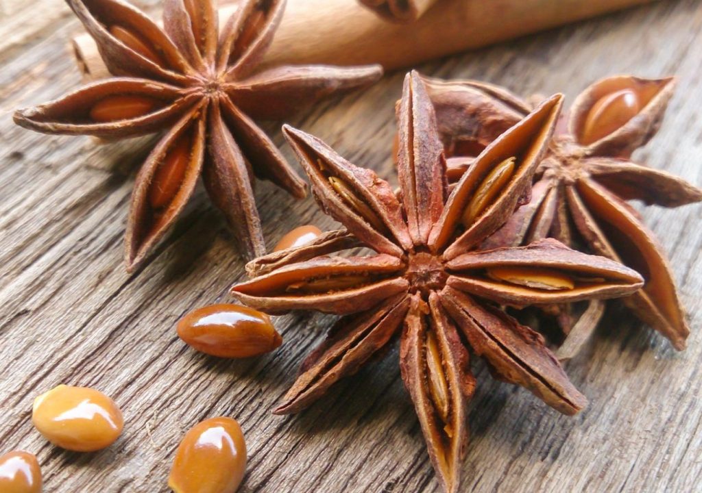 Üle 50-aastastel naistel tasub seda regulaarselt oma toitumisse lisada. See on kasulik hormonaalsete kõikumiste, põletike ja seedehäirete korral.