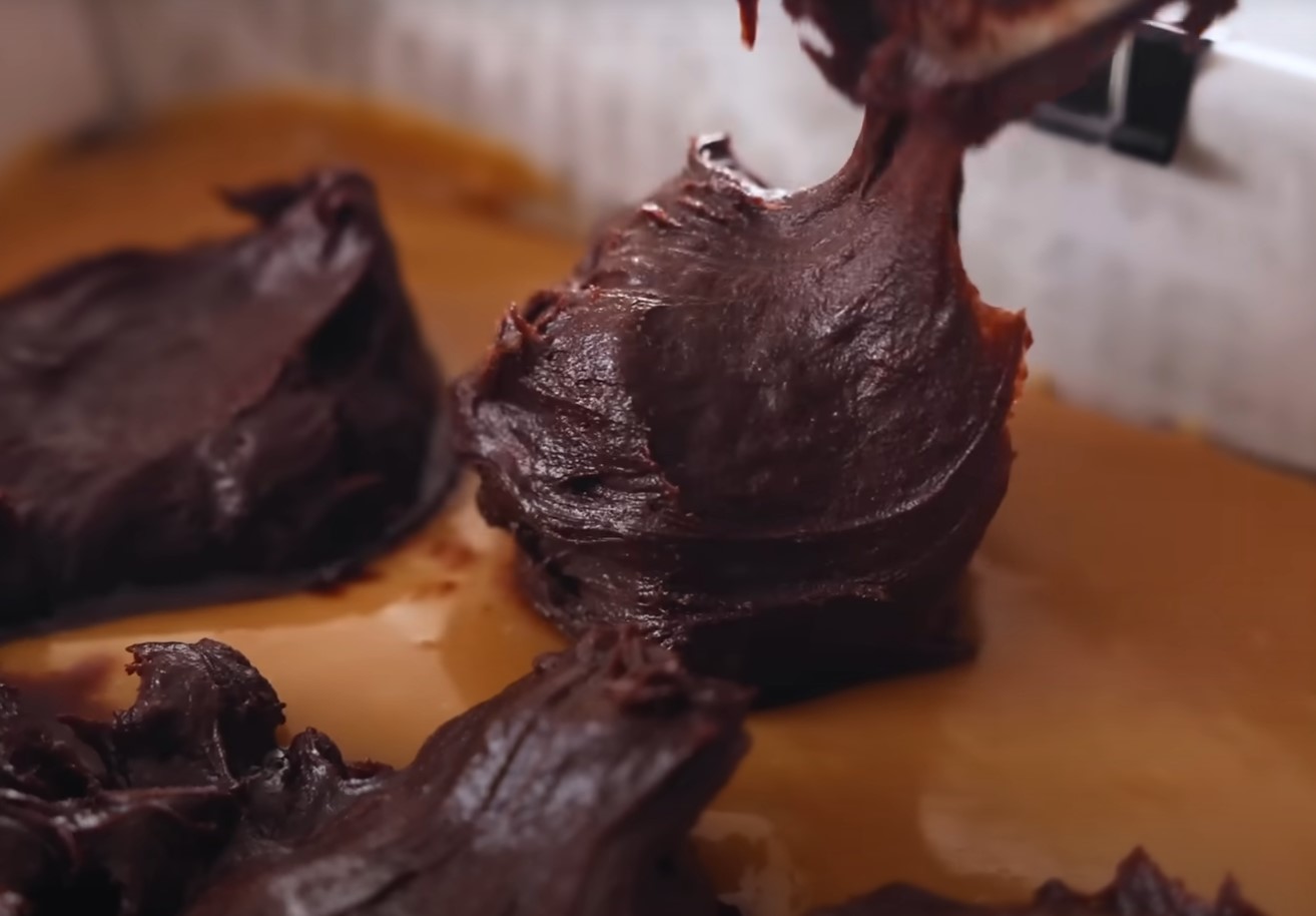 Brownie, pähklid ja karamell – kõik ühes. Külalised tahavad kindlasti teist tükki.