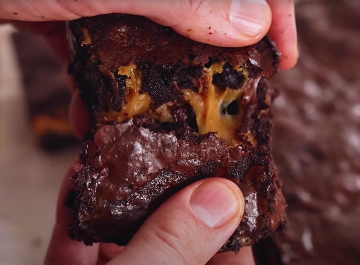 Brownie, pähklid ja karamell – kõik ühes. Külalised tahavad kindlasti teist tükki.