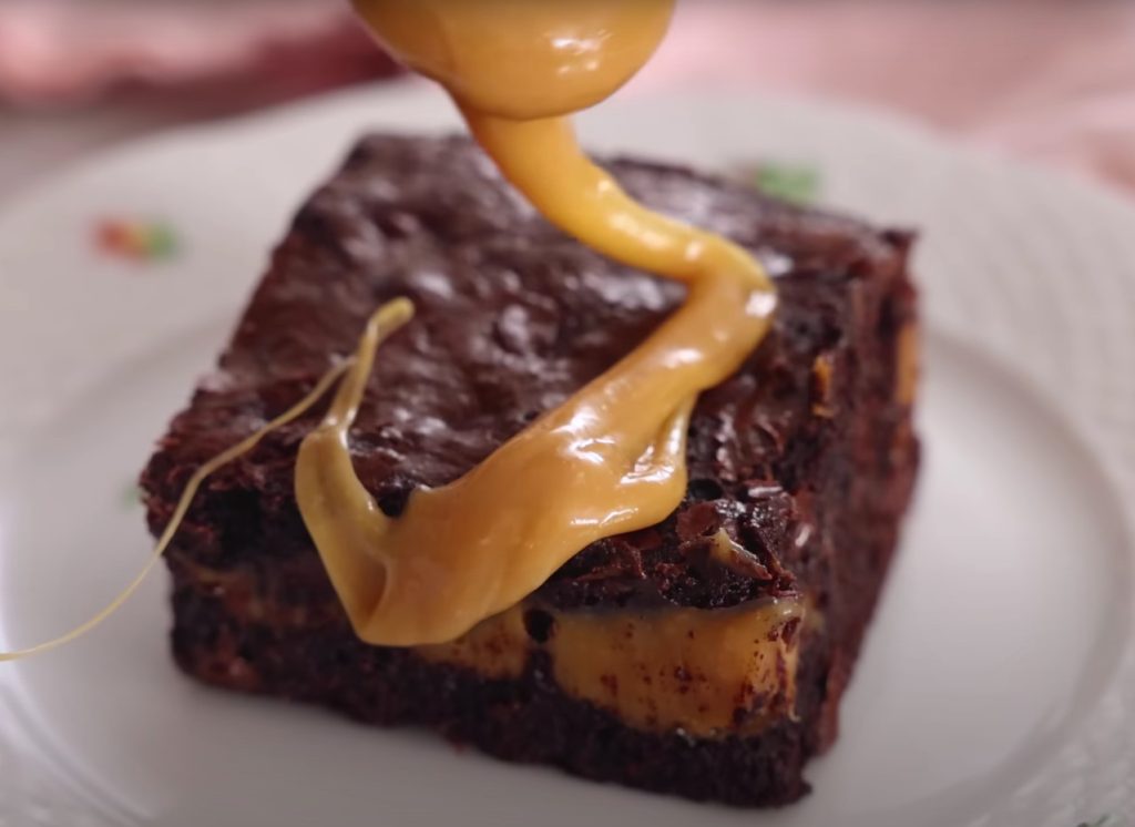 Brownie, pähklid ja karamell – kõik ühes. Külalised tahavad kindlasti teist tükki.