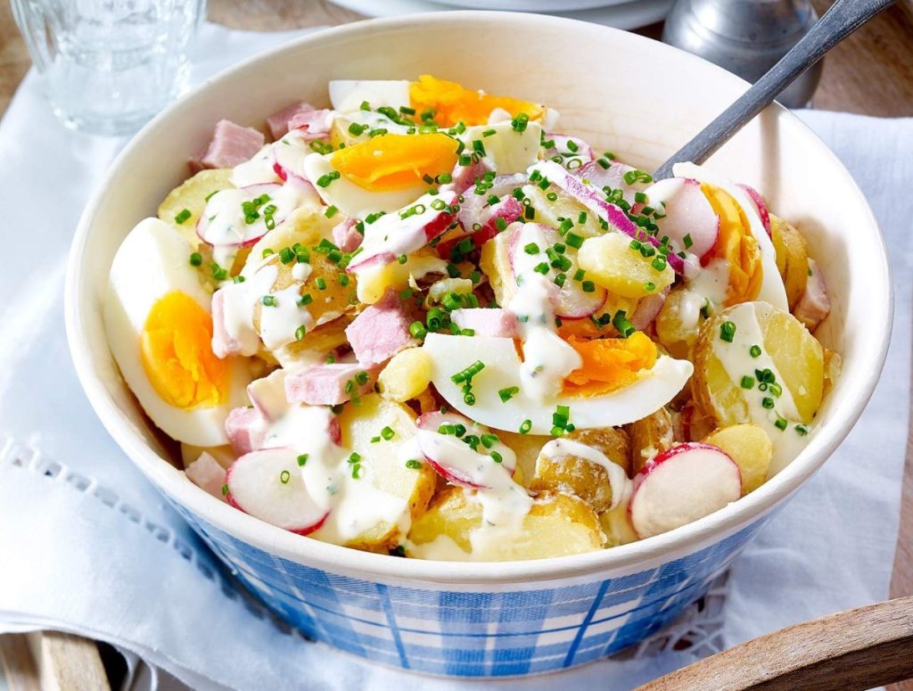 Salat, mida tasub kindlasti tellida iga grillitud roa juurde. Sobib ideaalselt sealiha kaelakarbonaadi, tiibade või kartulitega.