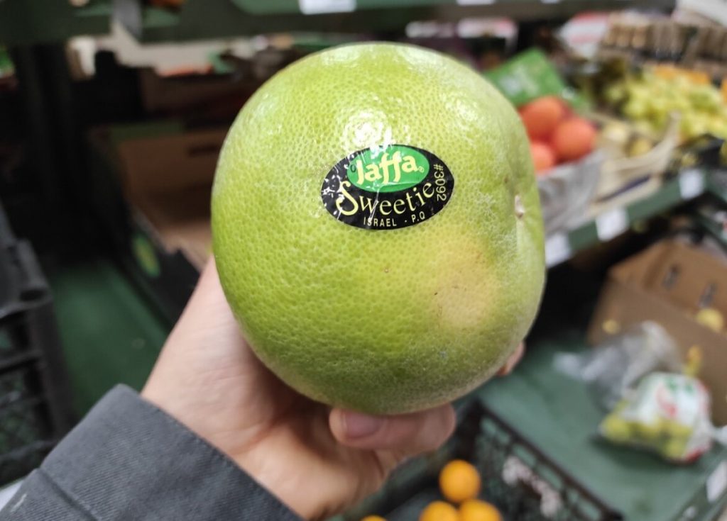 See on madala kalorsusega ja rikas vitamiinide poolest. Puuvili, mis parandab mälu ja soolestiku tööd.