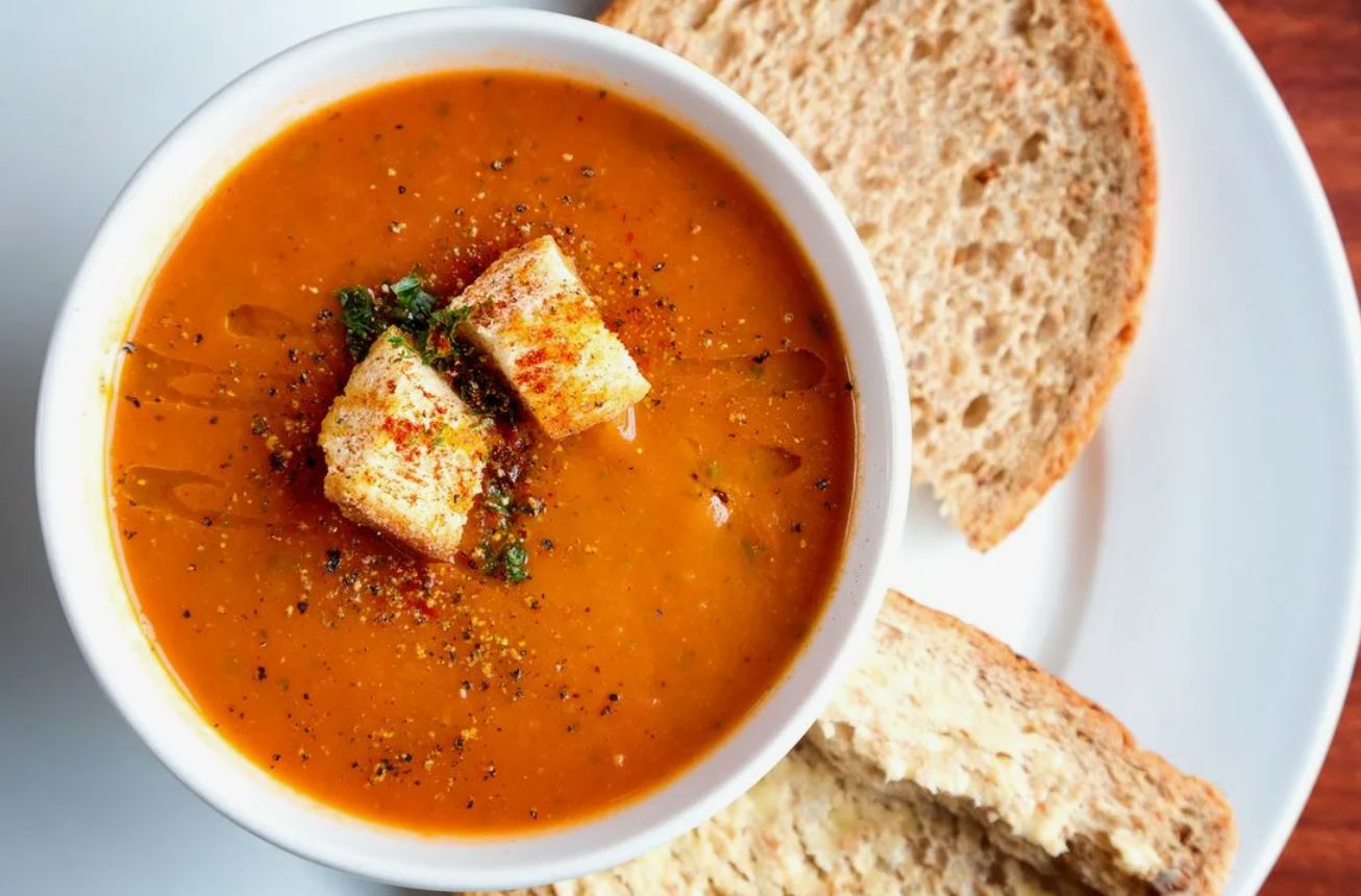 Kuidas restoranid säästavad püreesuppidel: lihtne trikk leivaga, mida saate ise järgi teha