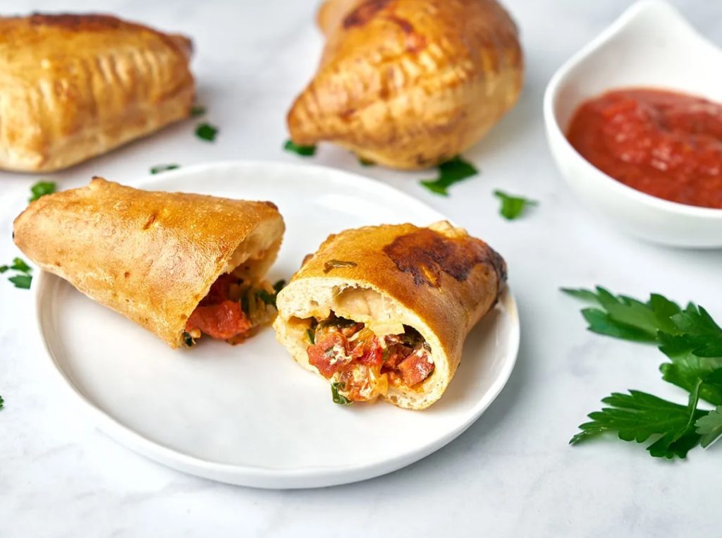Lihtne õhtusöök friteerimismasinas. See calzone on lihtsalt imeline maitse.