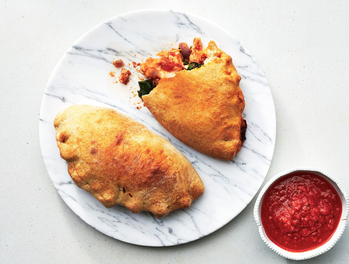 Lihtne õhtusöök friteerimismasinas. See calzone on lihtsalt imeline maitse.