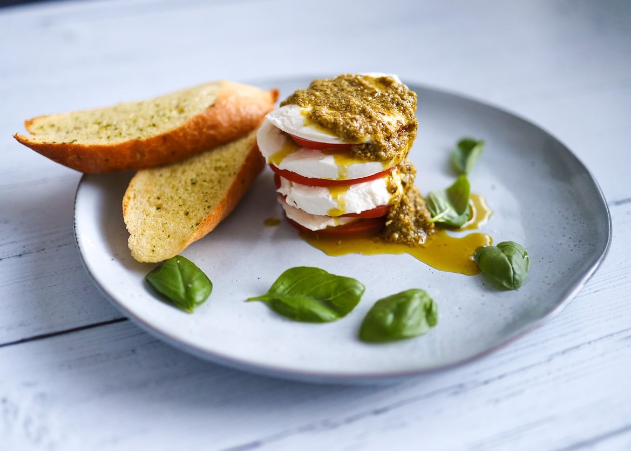 Heirloom Caprese salat: täiuslik, viilutatud ja puistatud