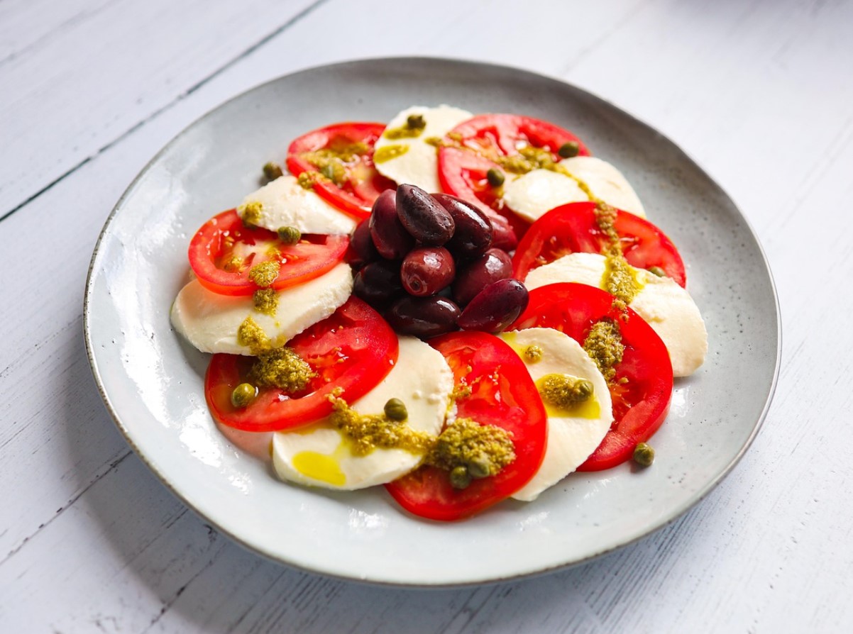 Heirloom Caprese salat: täiuslik, viilutatud ja puistatud