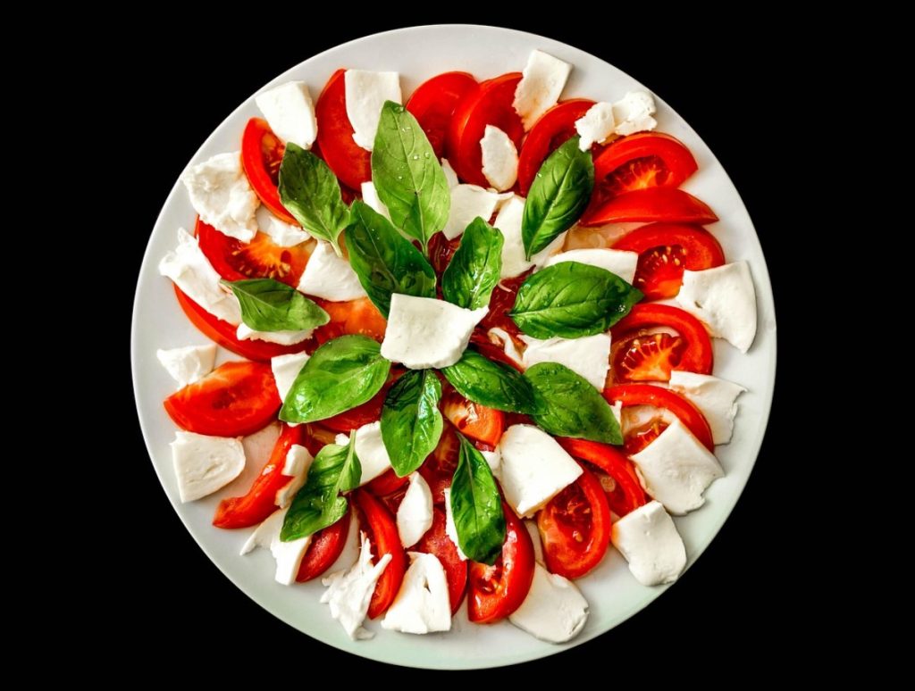 Heirloom Caprese salat: täiuslik, viilutatud ja puistatud