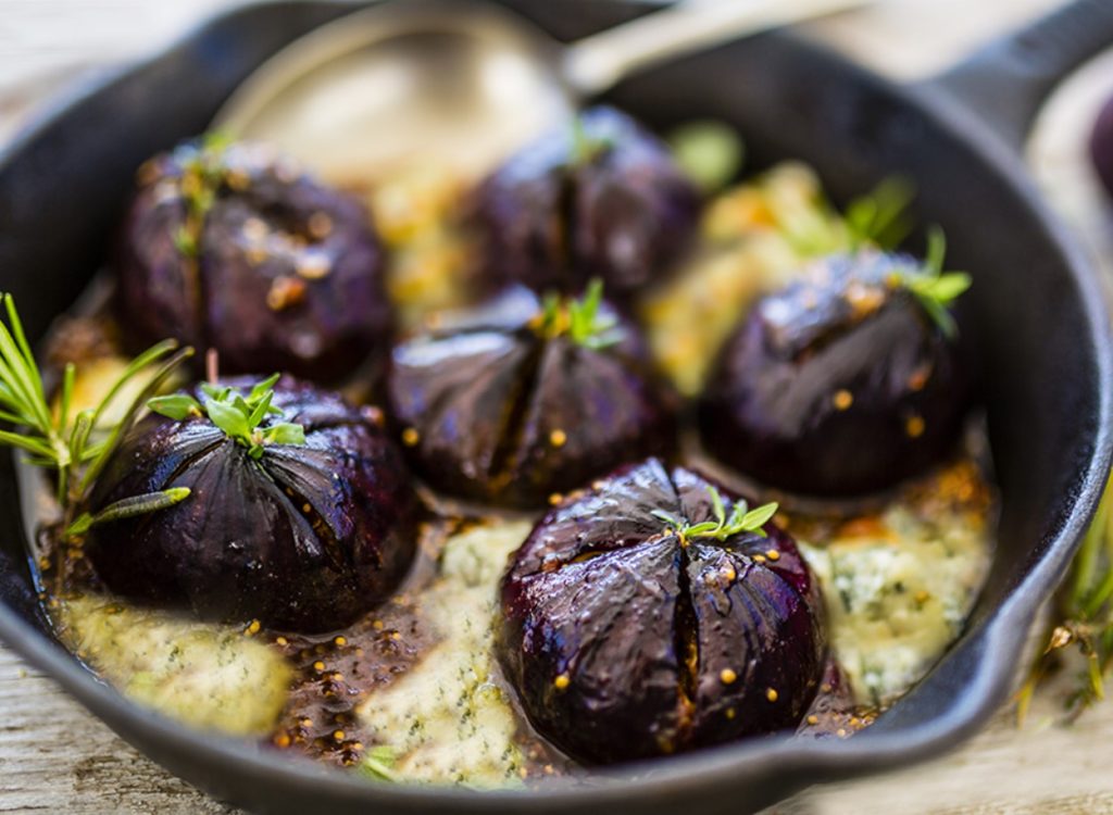 Lihtne küpsetatud feta balsamico-viigimarjade ja viinamarjadega eelroog