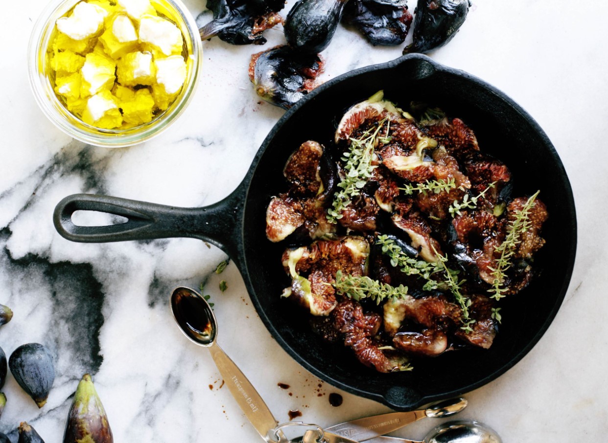 Lihtne küpsetatud feta balsamico-viigimarjade ja viinamarjadega eelroog