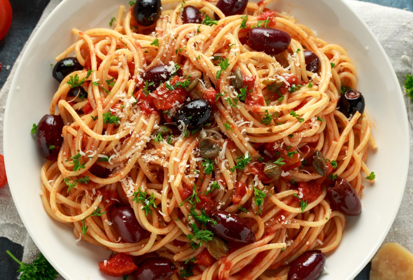 Pasta Puttanesca retsept: San Marzano tomatitega