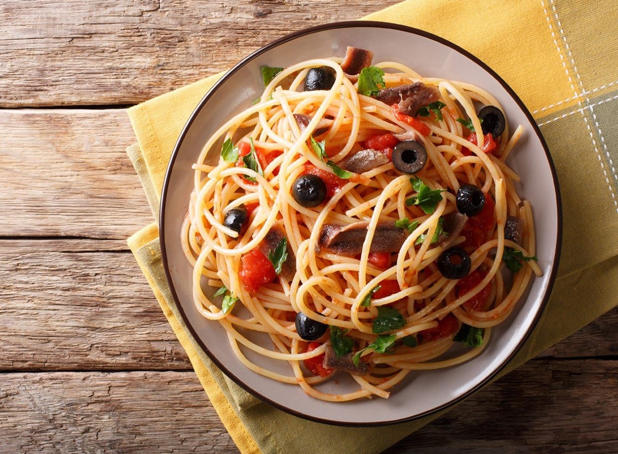Pasta Puttanesca retsept: San Marzano tomatitega