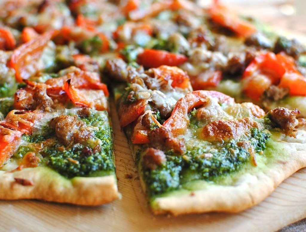 Pesto pizza retsept autorilt Cookie & Kate