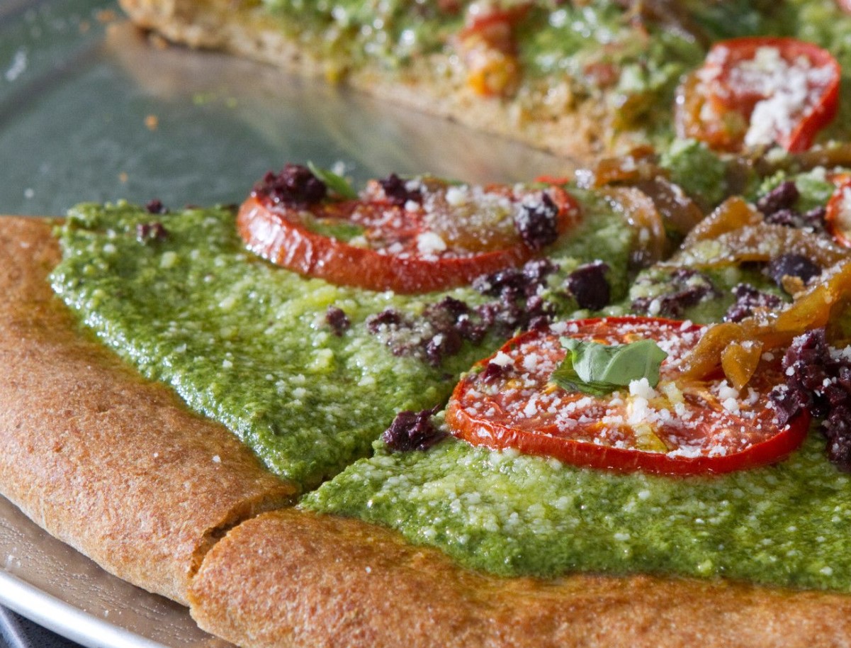Pesto pizza retsept autorilt Cookie & Kate