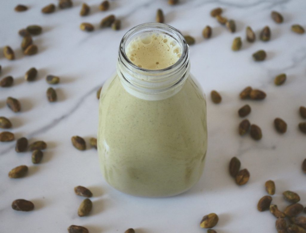 Pistaatsiapiim: külm, kreemjas, kreemjas ja maitseb nagu pistaatsiapähklid