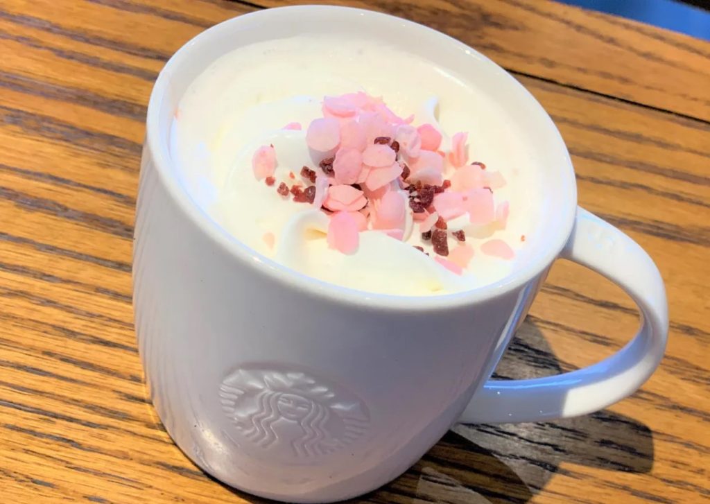 Sakura Latte kodus: trendikas kirsiõiejook