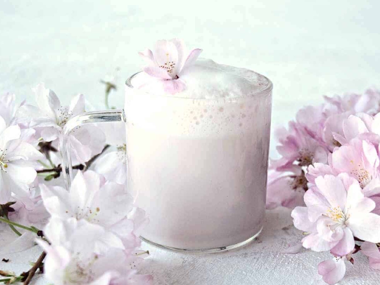 Sakura Latte kodus: trendikas kirsiõiejook
