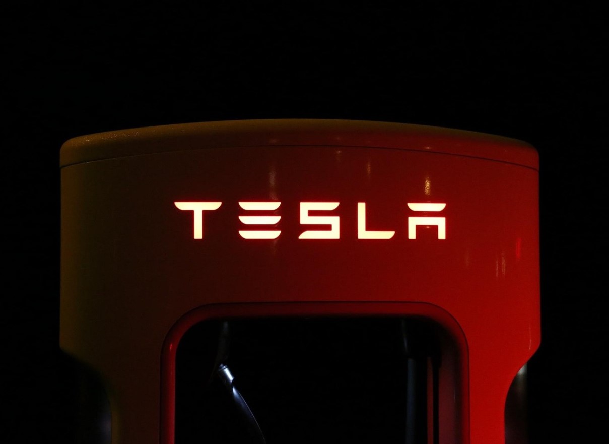 Dow Jonesi futuurid langevad, tehnoloogiasektor tõuseb; Tesla libiseb vaatamata Elon Muski optimismile