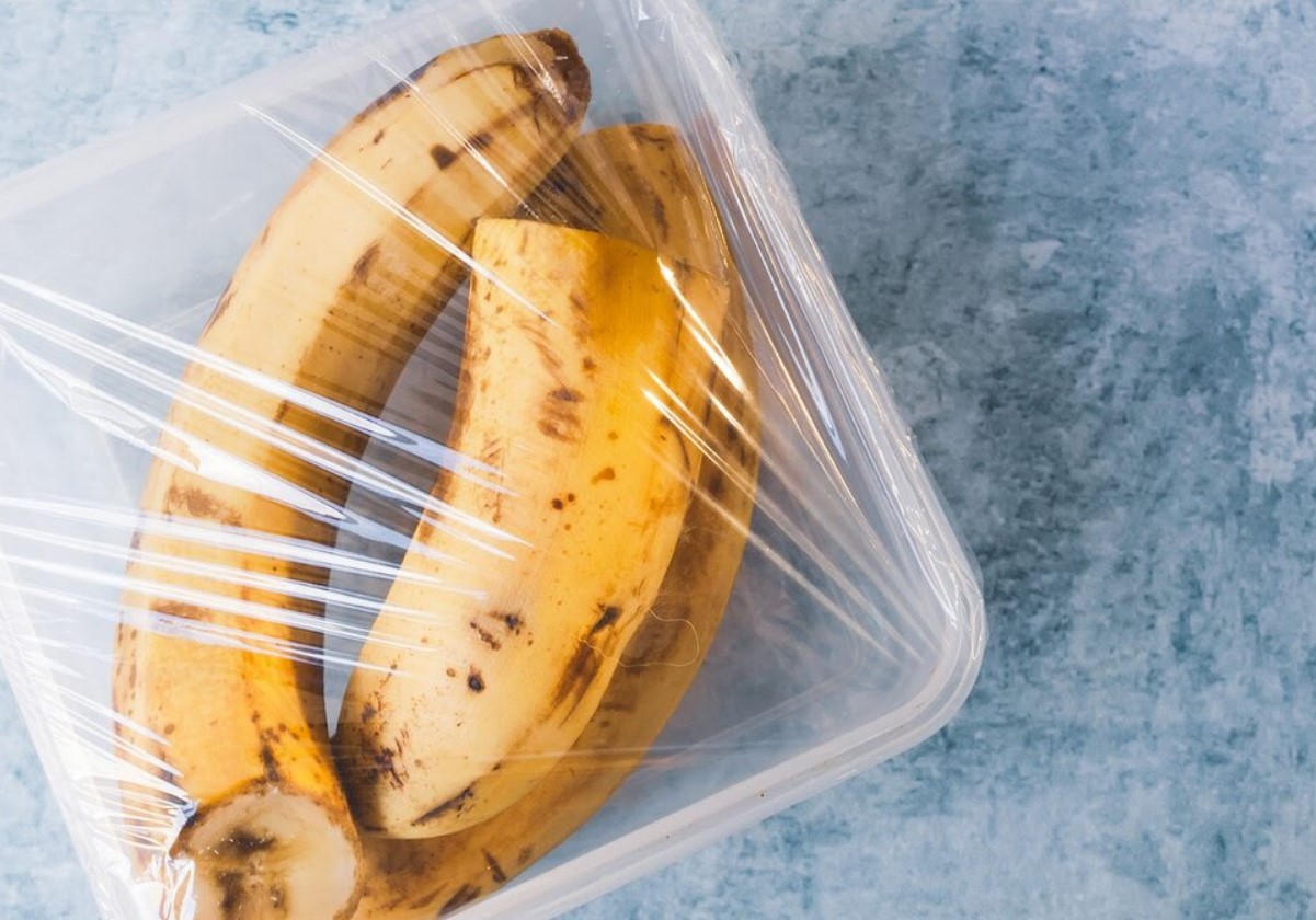 Banaanid tumenevad soojas isegi ühe päeva jooksul. See tõestatud kulinaarne trikk aitab neid kauem värskena hoida.