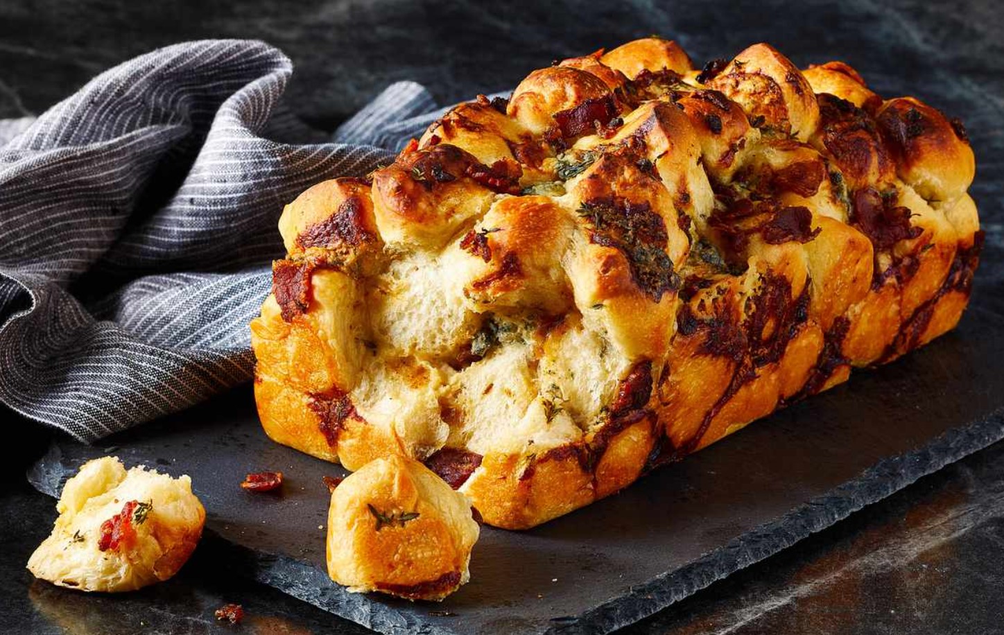 Lihtne brioche peekoniga, sibula ja juustuga hommikusöögiks