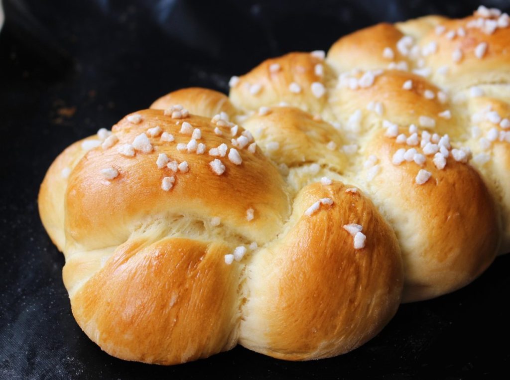 Lihtne brioche peekoniga, sibula ja juustuga hommikusöögiks
