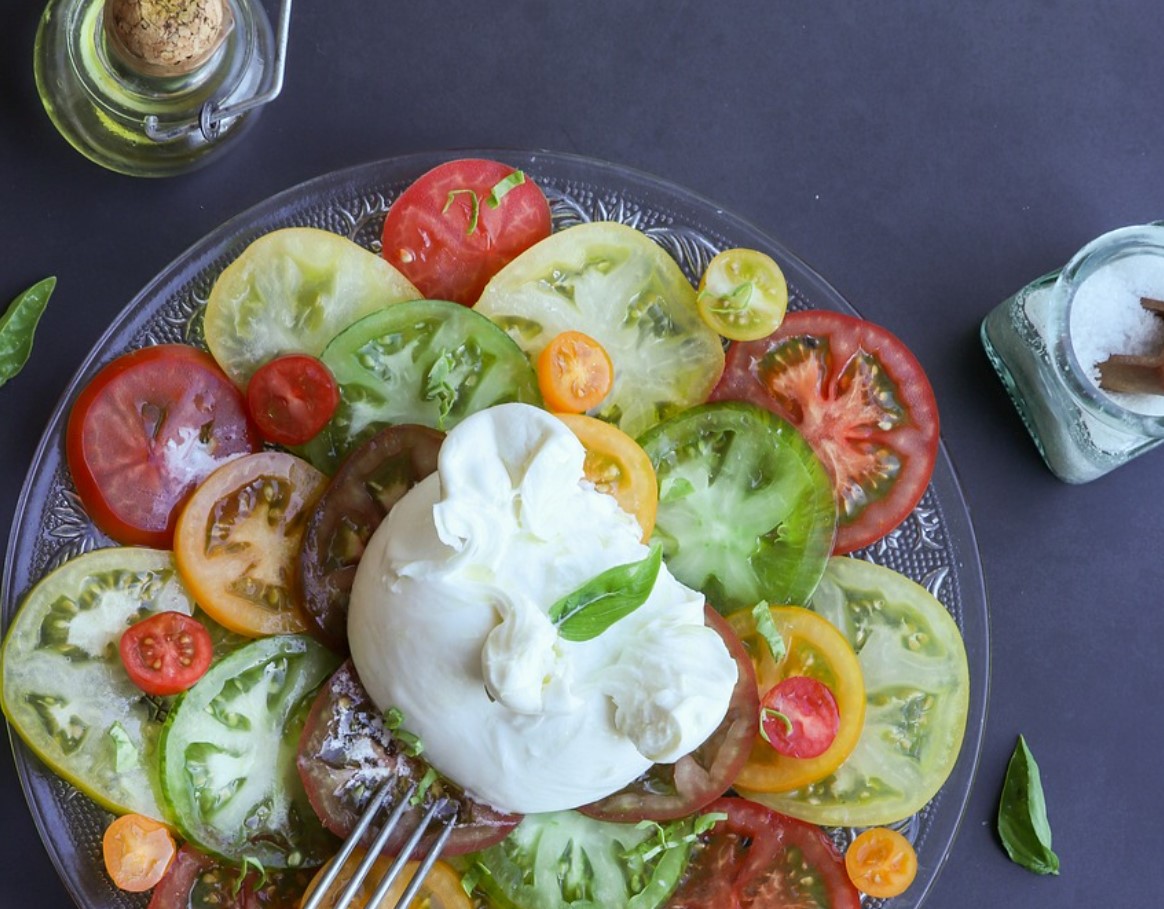 Burrata tomatite ja basiilikuga: valmis 15 minutiga!