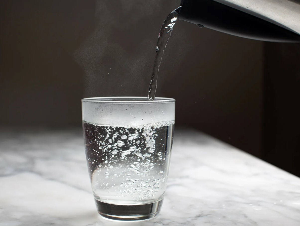 Klaas sooja vett hommikul.