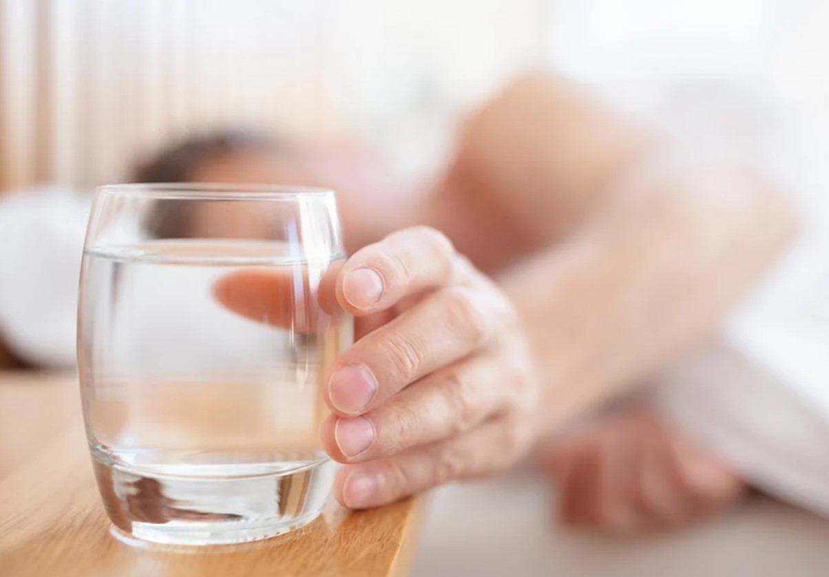 Ärge jooge klaasi vett kohe pärast voodist tõusmist: hambaarst hoiatab tagajärgede eest