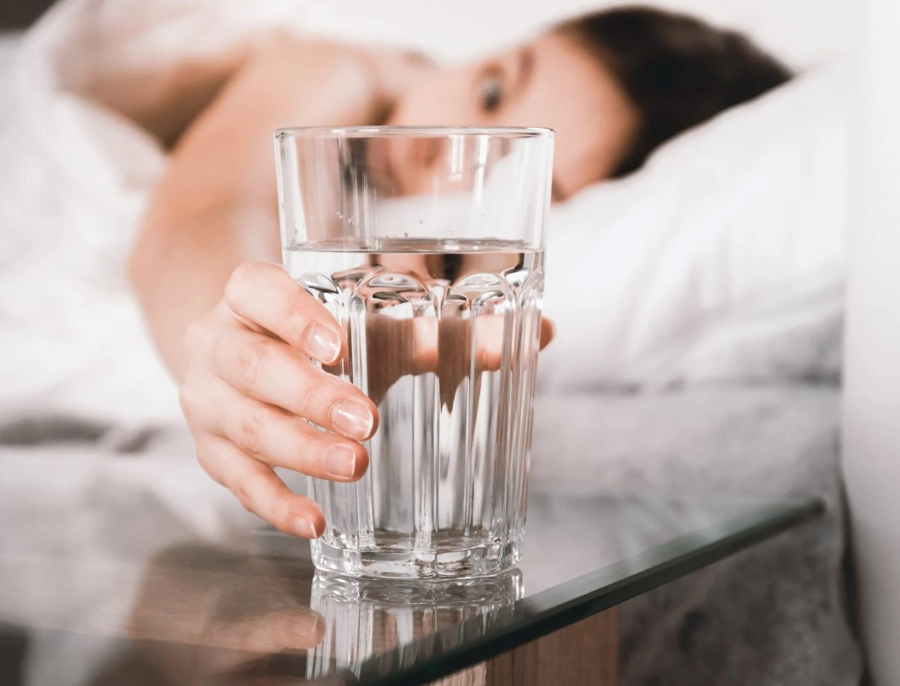 Ärge jooge klaasi vett kohe pärast voodist tõusmist: hambaarst hoiatab tagajärgede eest