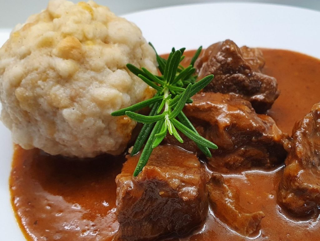 Soojendav guljašš on ungari köögi klassikaline roog. Siin teeb oma töö hapukapsas kastmega