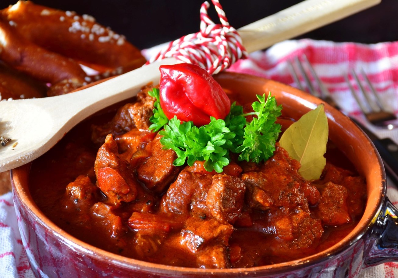 Soojendav guljašš on ungari köögi klassikaline roog. Siin teeb oma töö hapukapsas kastmega